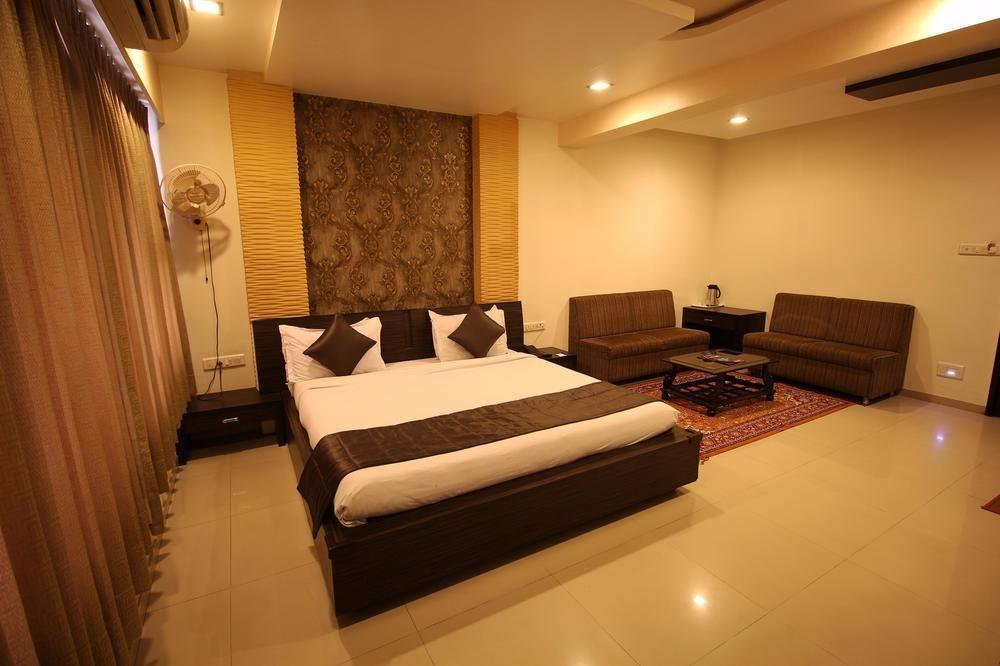 Oyo Premium Law Garden C G Road Hotel Ahmedabad Luaran gambar